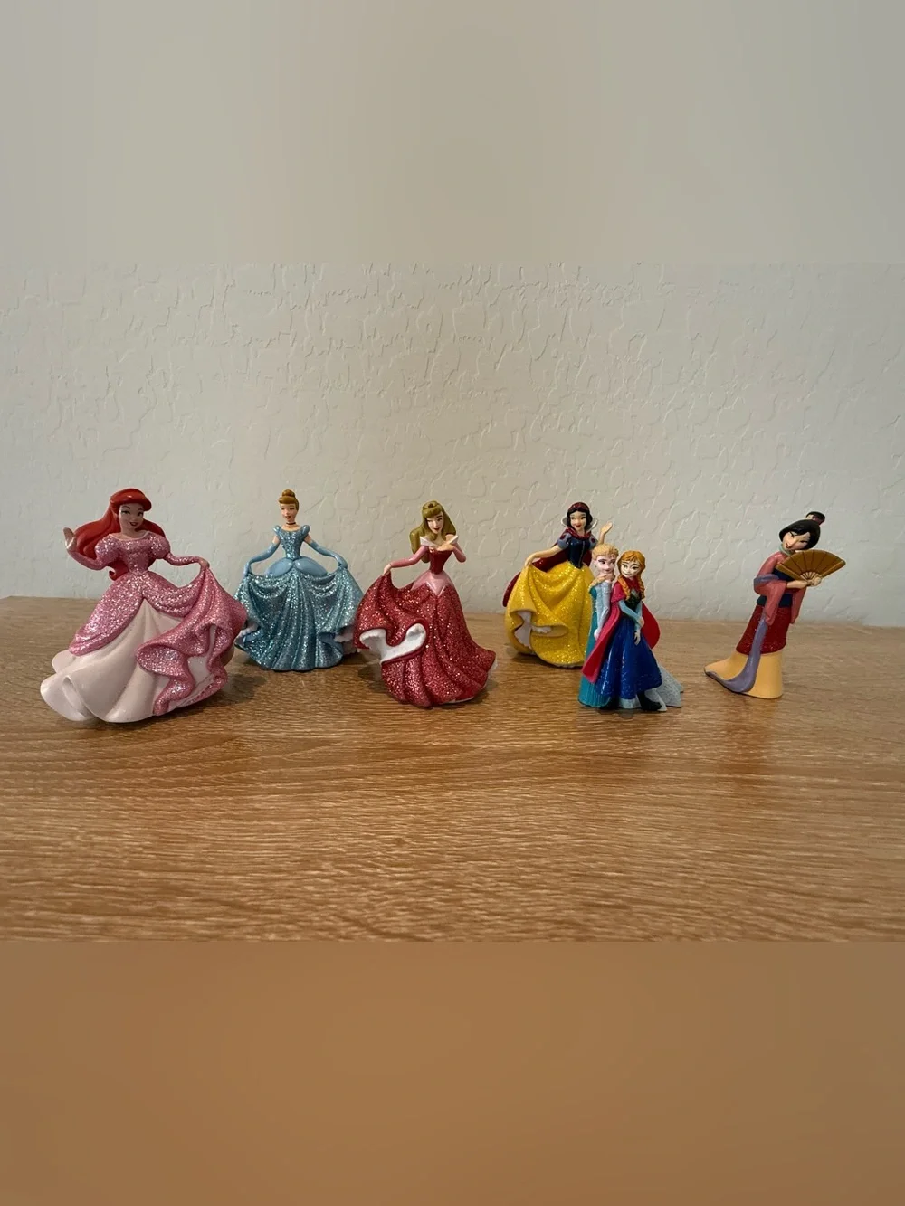 6 Disney princess figurines